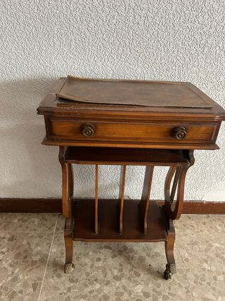 Mesa auxiliar antigua estilo lira con tapa cuero