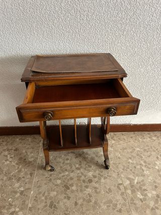 Mesa auxiliar antigua estilo lira con tapa cuero