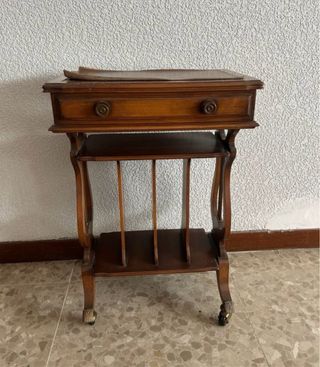 Mesa auxiliar antigua estilo lira con tapa cuero