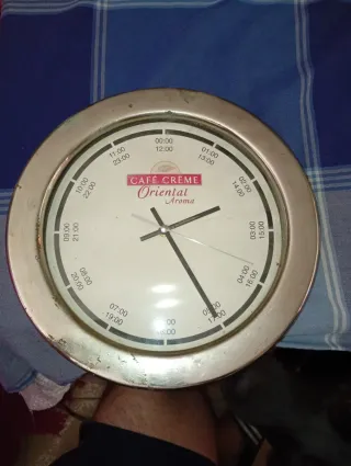 Reloj de pared vintage Café Crème funcionando