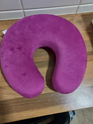 Almohada de viaje de forro polar púrpura