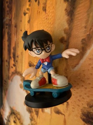 Figurita Detective Conan en Patineta