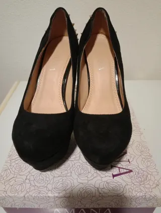 Zapatos negros plataforma con tachuelas doradas