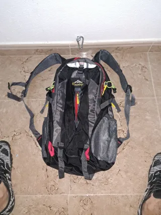 Mochila de senderismo negra y roja