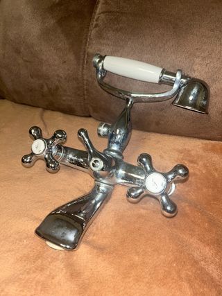 Grifo de latón antiguo