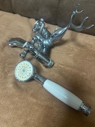 Grifo de latón antiguo