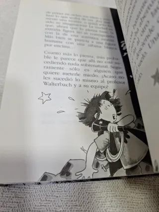 Kika Superbruja y la momia (Spanish Edition)