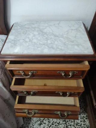 Dormitorio clásico madera y mármol