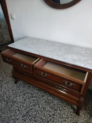 Dormitorio clásico madera y mármol