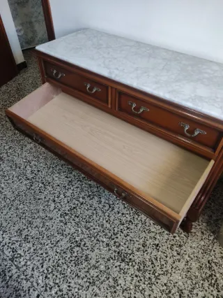 Dormitorio clásico madera y mármol