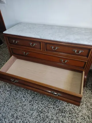 Dormitorio clásico madera y mármol