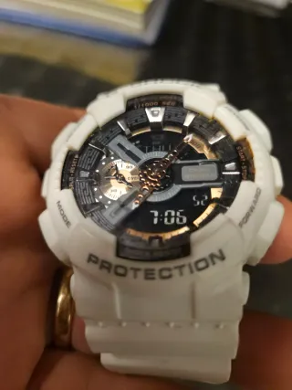 Casio G-Shock GA-110 Blanco y Dorado