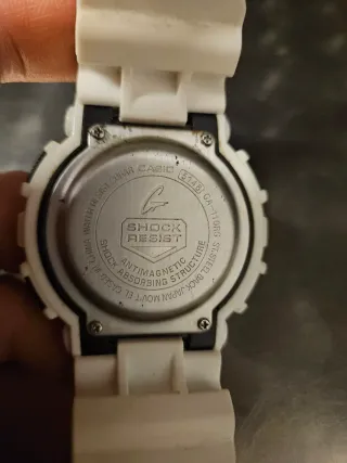 Casio G-Shock GA-110 Blanco y Dorado