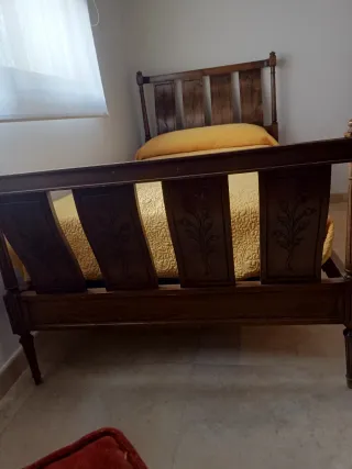 Cama antigua de madera maciza