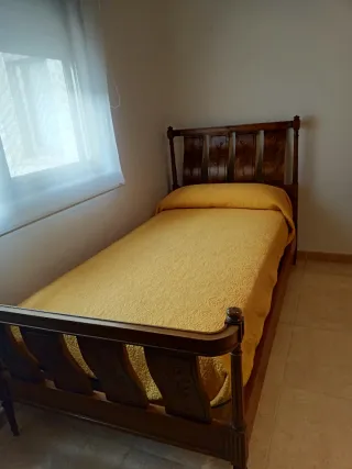 Cama antigua de madera maciza