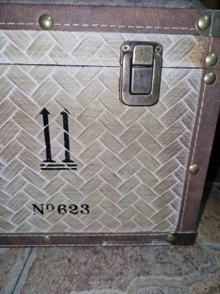 Baúl de madera beige y negro