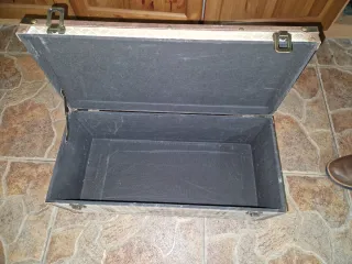 Baúl de madera beige y negro