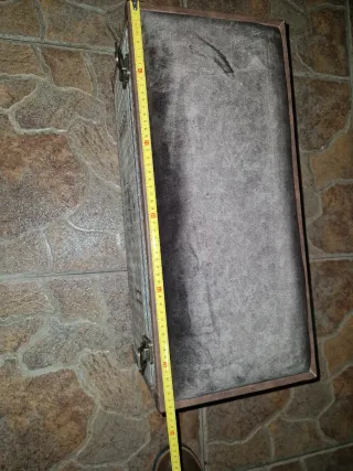 Baúl de madera beige y negro