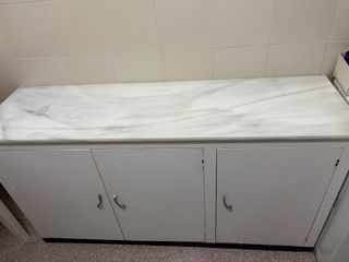 Mueble de madera con encimera de mármol