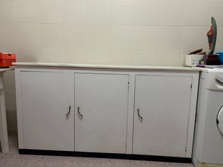 Mueble de madera con encimera de mármol