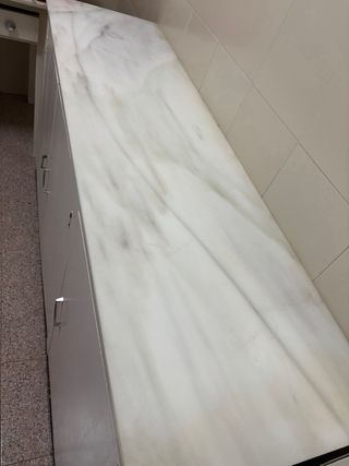 Mueble de madera con encimera de mármol