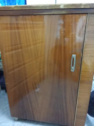 Máquina Singer antigua en mueble moderno