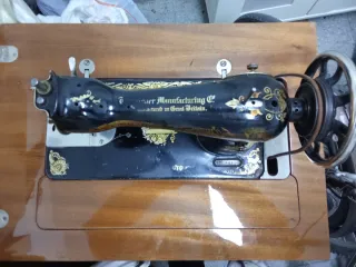 Máquina Singer antigua en mueble moderno