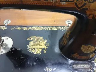 Máquina Singer antigua en mueble moderno