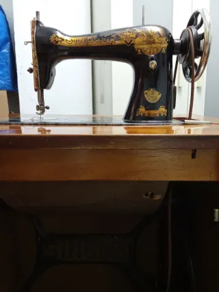 Máquina Singer antigua en mueble moderno