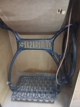 Máquina Singer antigua en mueble moderno