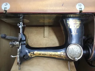 Máquina Singer antigua en mueble moderno
