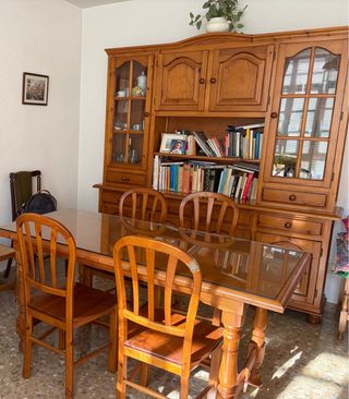 Mueble vitrina madera y cristal