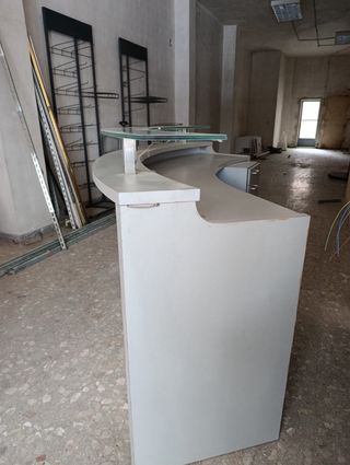 Mostrador curvo de recepción