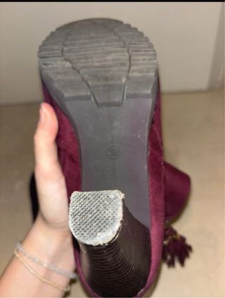 Botas granate con cremallera y flecos