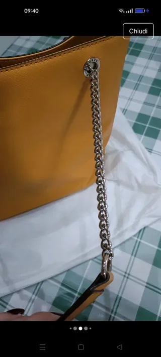 Borsa a spalla Guess Gialla