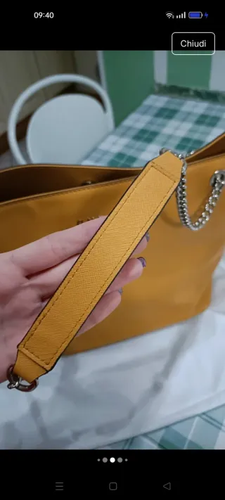 Borsa a spalla Guess Gialla