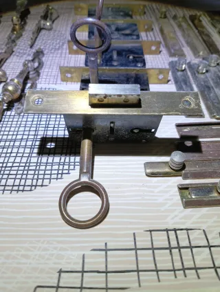 Herrajes de latón antiguos