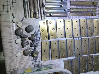 Herrajes de latón antiguos