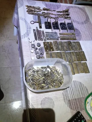 Herrajes de latón antiguos