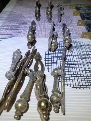 Herrajes de latón antiguos