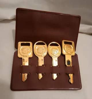 Vintage 1968 cadillac collezione 4 chiavi ottone