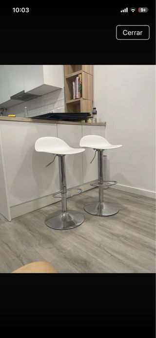 Taburetes altos plateados y blancos