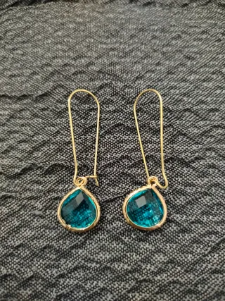 Pendientes dorados con piedra turquesa