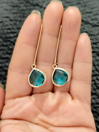 Pendientes dorados con piedra turquesa