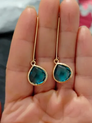Pendientes dorados con piedra turquesa