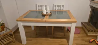 Mesa de comedor de madera y cristal