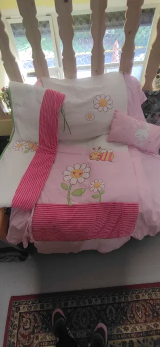 Cuna, colchón y complementos