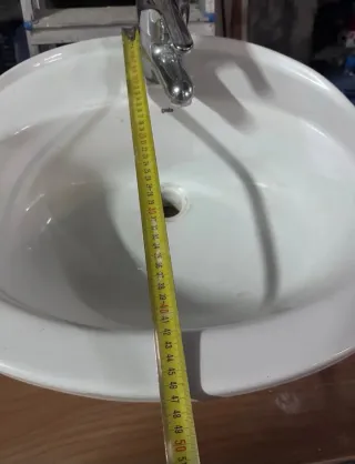 Lavabo de cerámica con grifo