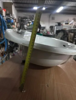 Lavabo de cerámica con grifo