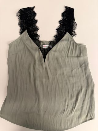 Blusa Morgan con encaje negro